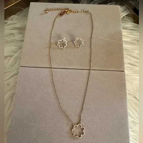 Kate Spade Scrunched Scallops Pavé Flower Stud Earrings - Gold - Picture 4 of 4